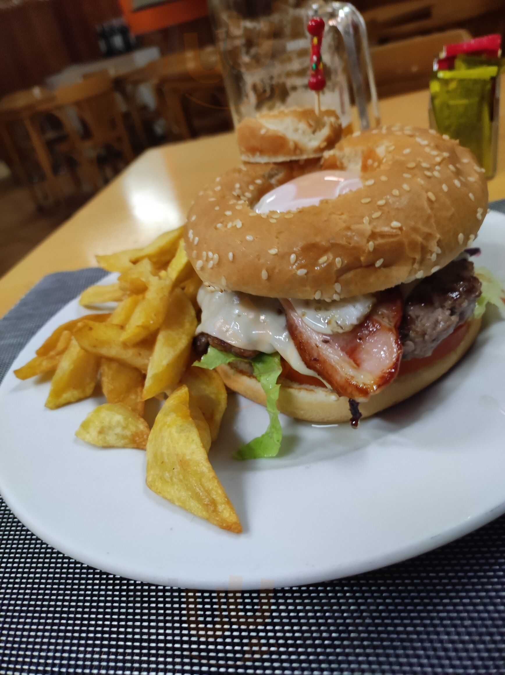Hamburguesa completa con patatas caseras