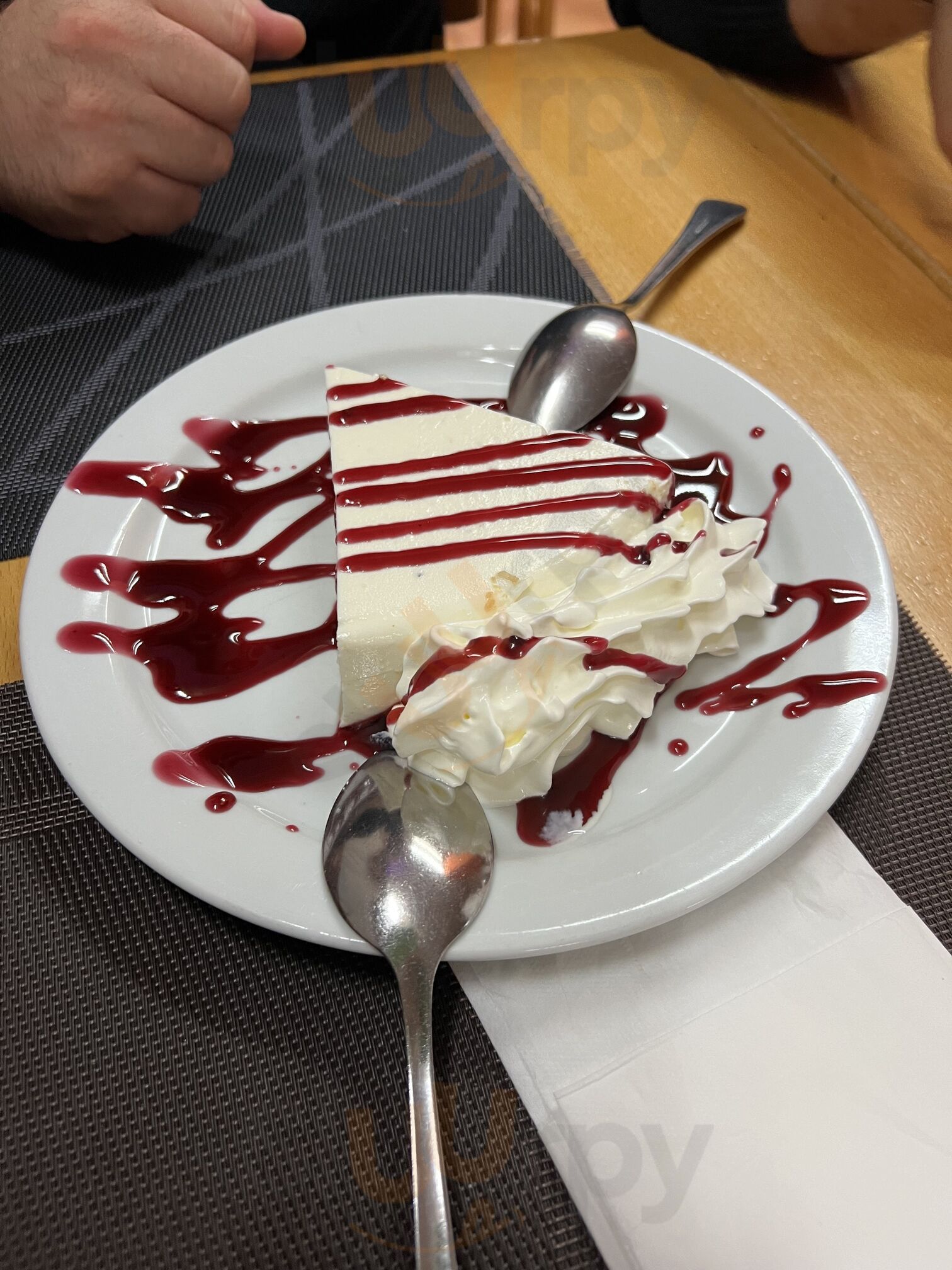 Tarta de queso casera con mermelada de frutos rojos