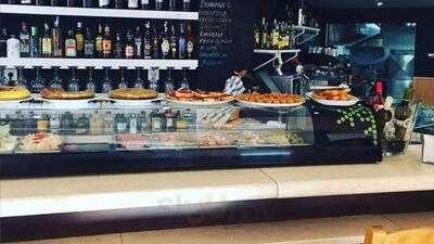 Interior de LaChans: barra y vitrina de tapas